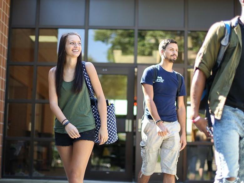 students walking outside from Smeal building on 杜波依斯 campus