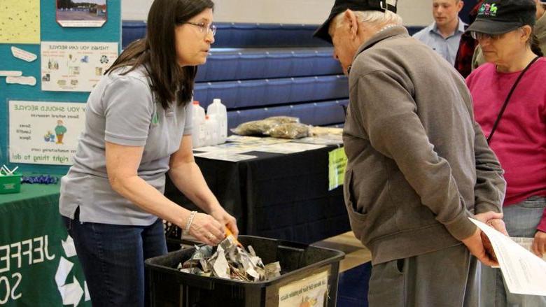 A representative from the Jefferson County Solid Waste Authority shares information, and demonstrates, important aspects of worm composting with community members in attendance at the Earth Day Celebration at Penn State 杜波依斯.